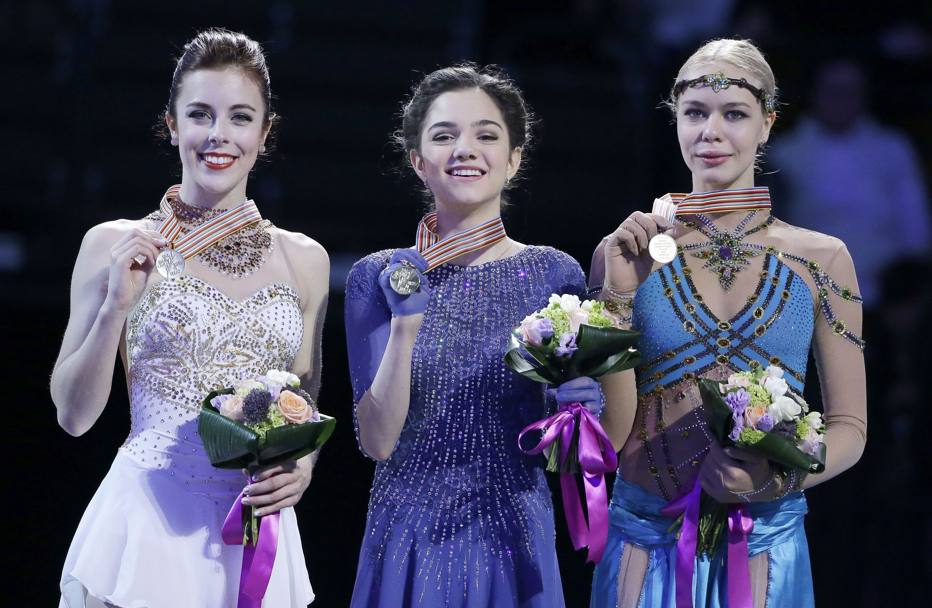 Evgenia Medvedeva, al centro, tra la statunitense Ashley Wagner (argento) e la connazionale Anna Pogorilaya (bronzo)